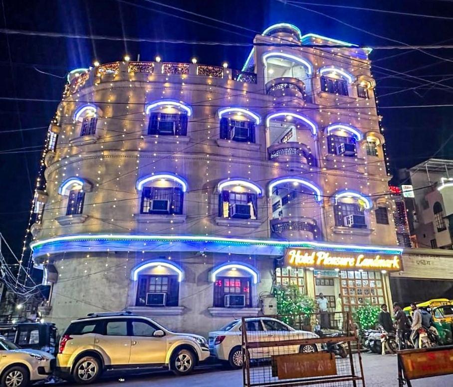 Hotel Pleasure Landmark 乌贾因 外观 照片